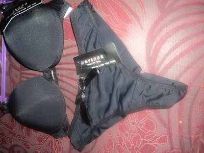 conjunto preto com abertura frontal